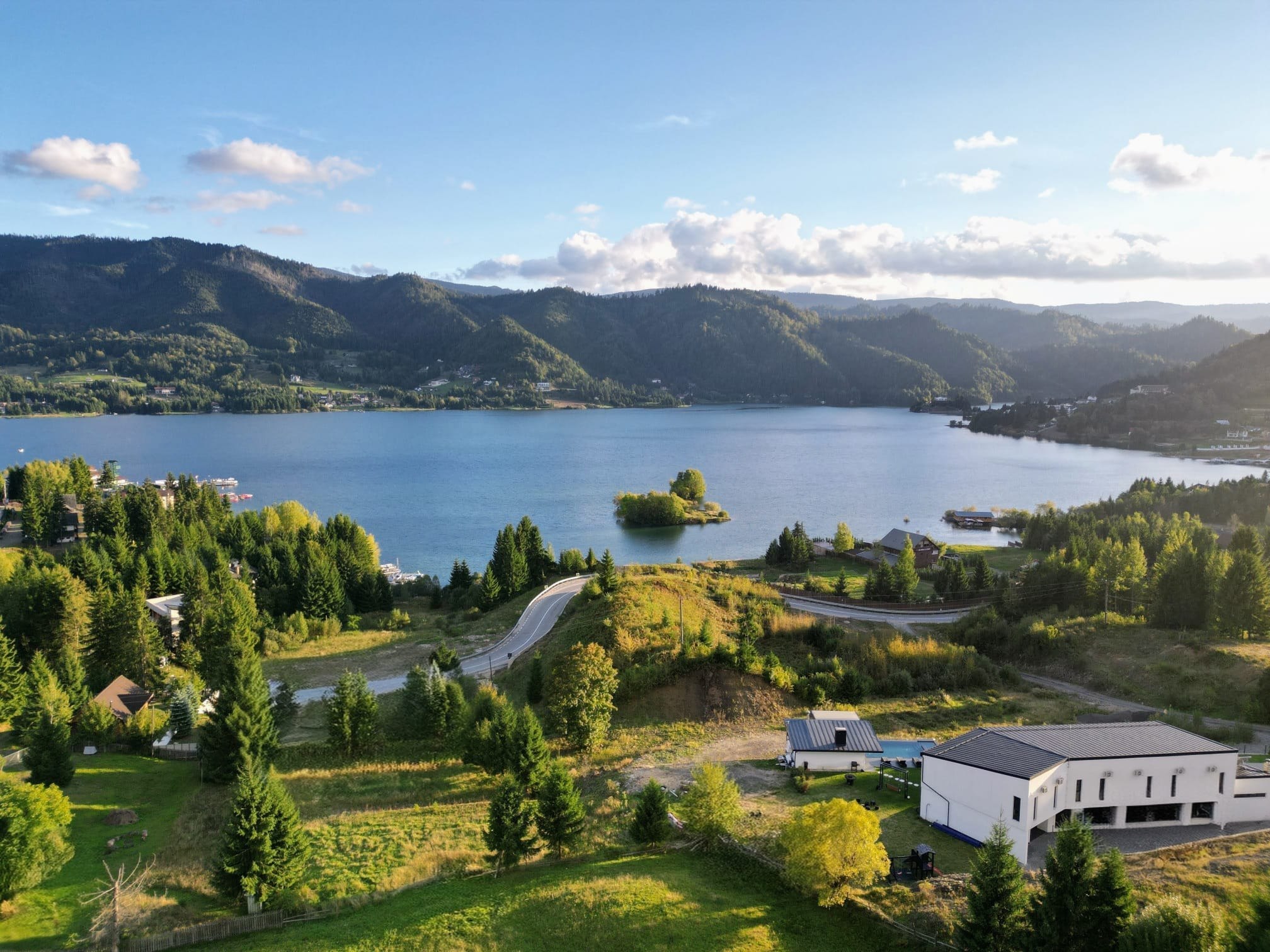 Villa DDC și Lacul Colibița văzute din aer