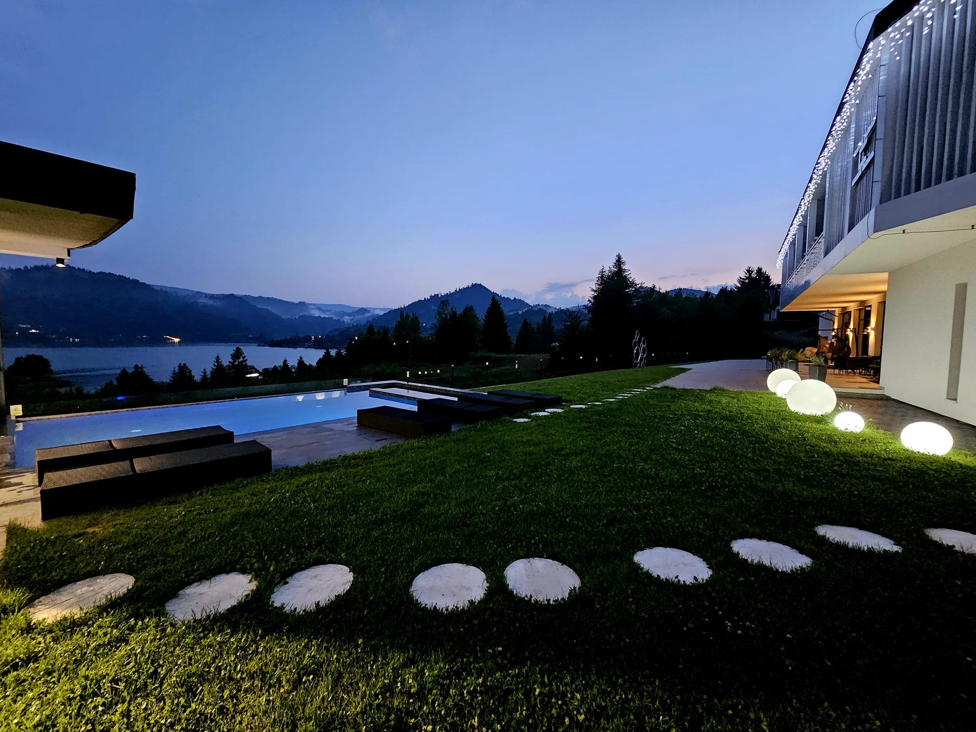 Piscina Villa DDC și Lacul Colibița seara