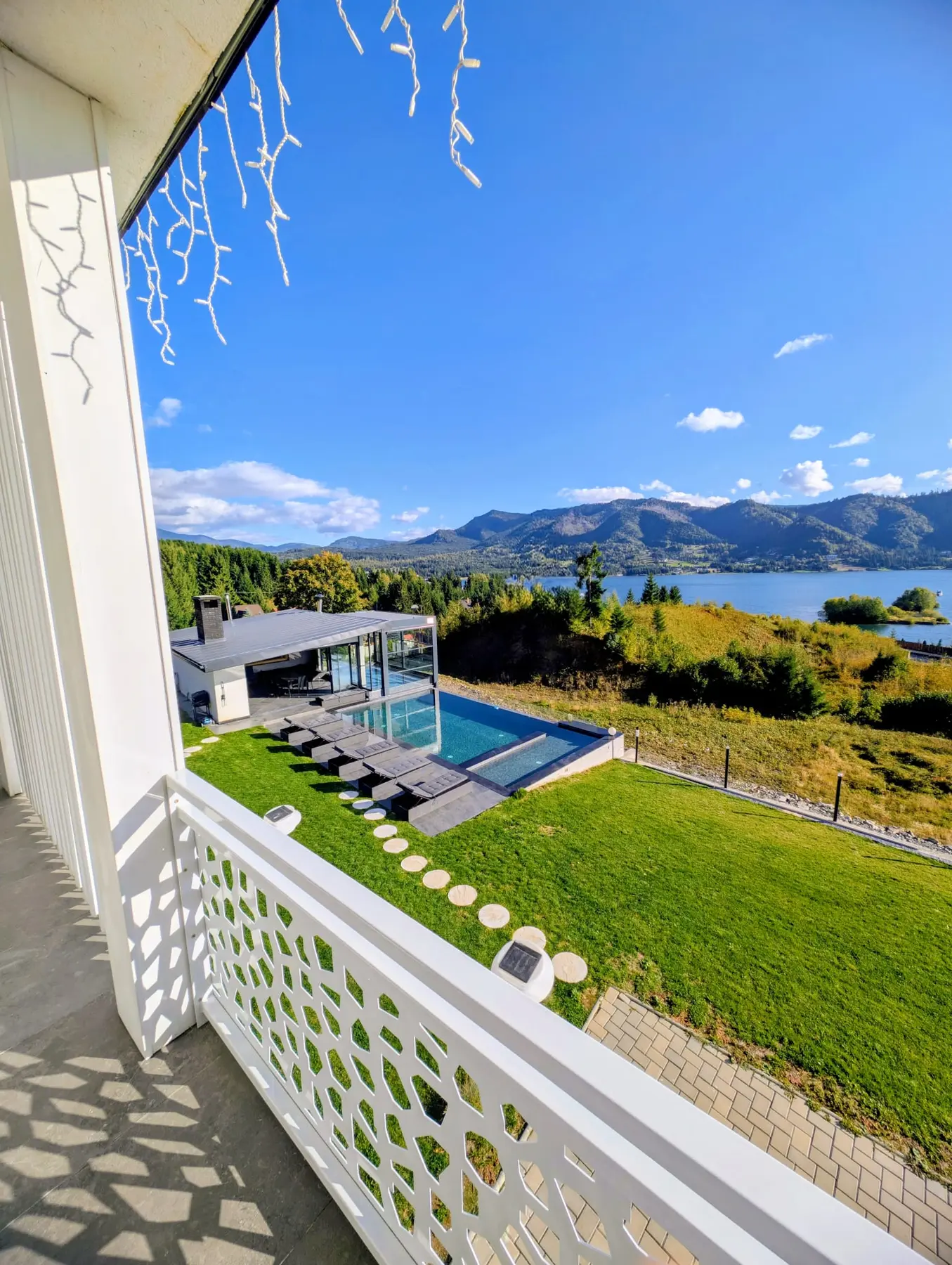 Vedere spre lac și piscină de pe balconul unei camere DDC