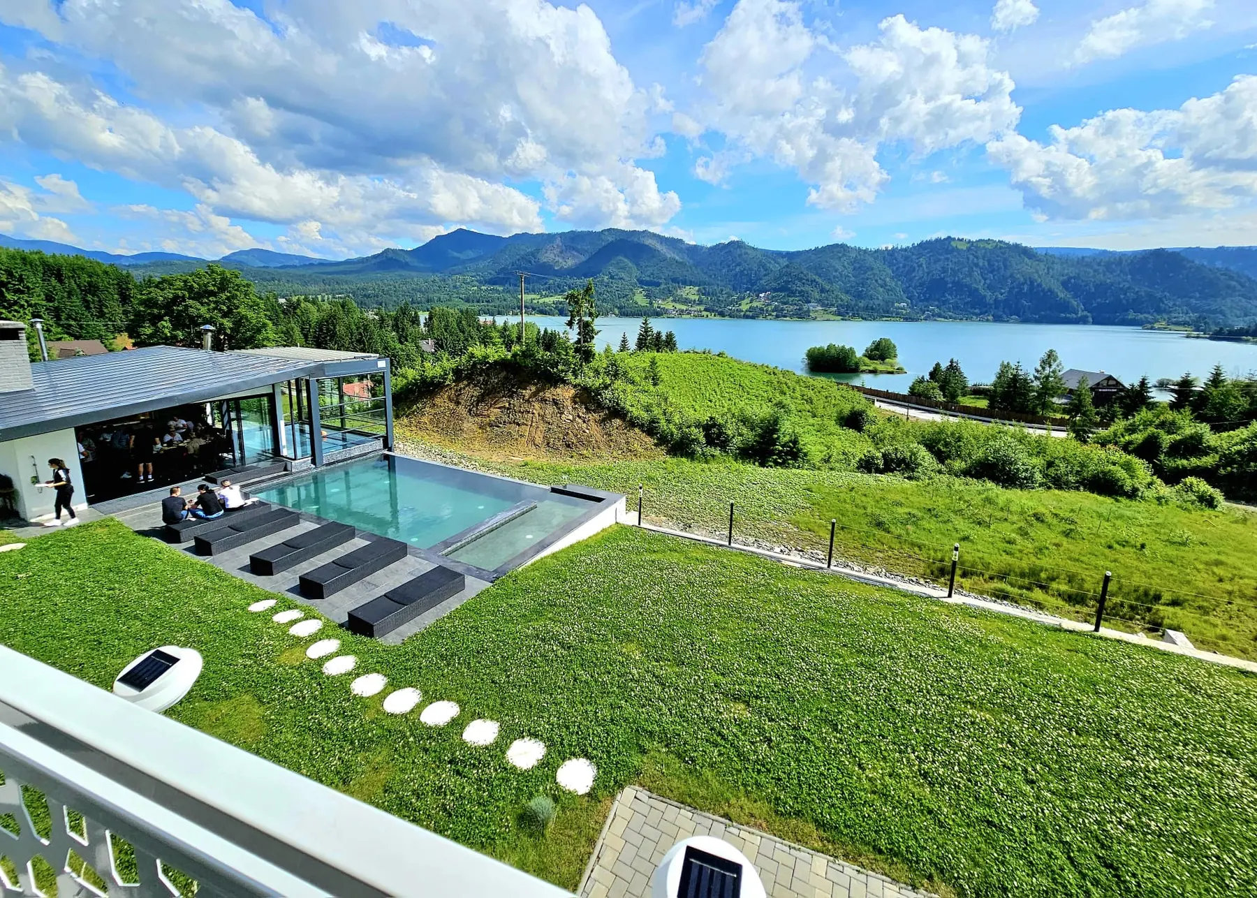 Piscina infinity încălzită de la DDC și Lacul Colibița